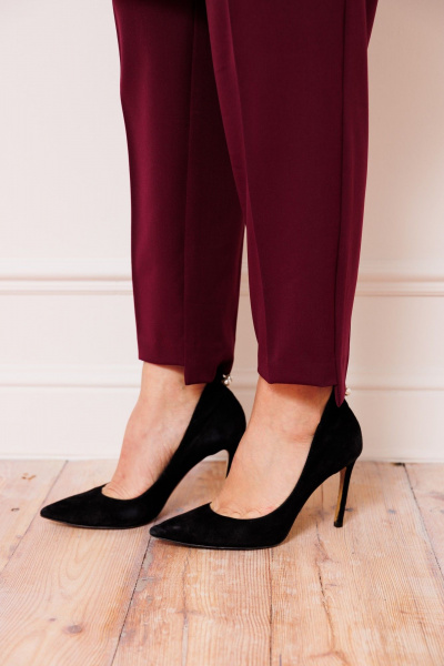 Классические брюки из костюмной ткани с эко-кожаными вставками AMUARt 1020-2 бордовый - фото 9