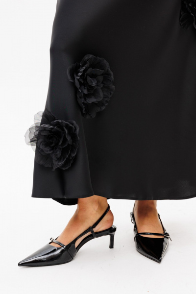 Атласная миди юбка с объемными цветами и застежкой EOLA 2771 черный - фото 6