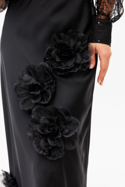 Атласная миди юбка с объемными цветами и застежкой EOLA 2771 черный - фото 5