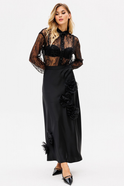 Атласная миди юбка с объемными цветами и застежкой EOLA 2771 черный - фото 2