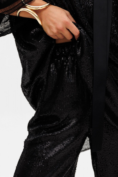 Круглогодичный нарядный комплект блузки и брюк из трикотажа с пайетками EOLA 2742 черный - фото 14