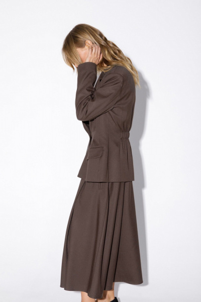 Костюм 2-ка из текстиля: приталенный жакет и миди-юбка с карманами PiRS 5567 серо-бежевый - фото 6