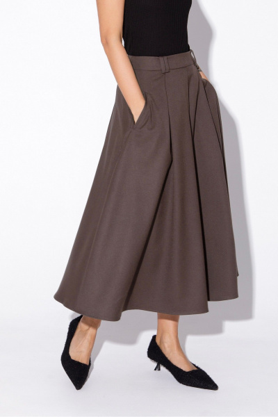 Костюм 2-ка из текстиля: приталенный жакет и миди-юбка с карманами PiRS 5567 серо-бежевый - фото 3