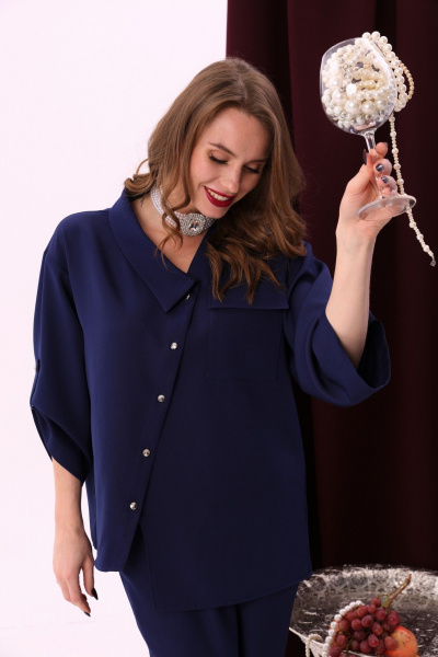 Двухпредметный синий костюм: жакет и брюки с асимметричным низом NikVa 901-1 сапфир - фото 9