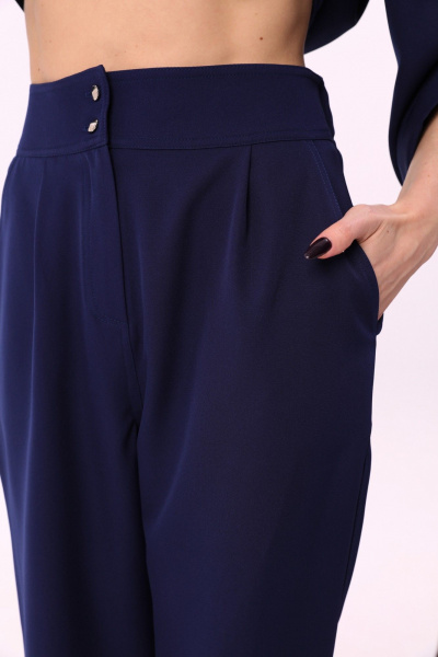 Двухпредметный синий костюм: жакет и брюки с асимметричным низом NikVa 901-1 сапфир - фото 5