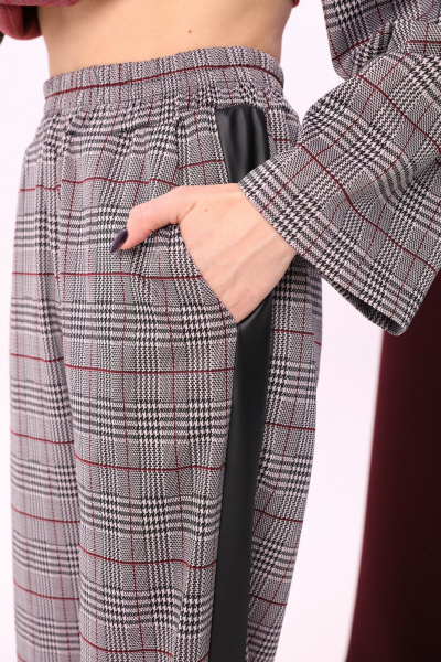 Двухпредметный костюм из джемпера и брюк с лампасами NikVa 908-2 клетка_серый+бордо+чёрный - фото 3