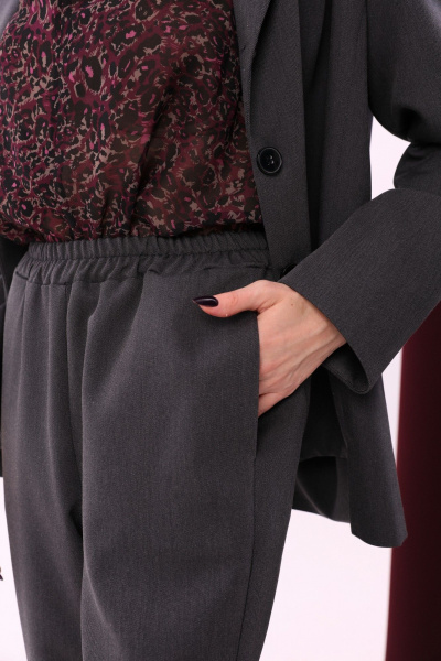 Костюм из брюк и жакета с накладными карманами NikVa 910-1 графит - фото 7