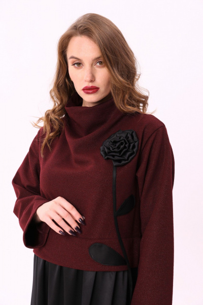 Платье прямого силуэта с оборками и декоративным цветком NikVa 924-1 бордо+чёрный - фото 3