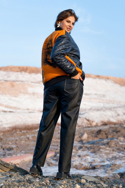 Черную демисезонную куртку-бомбер из плащёвки Andina 1014 черный/мандарин/лев - фото 6