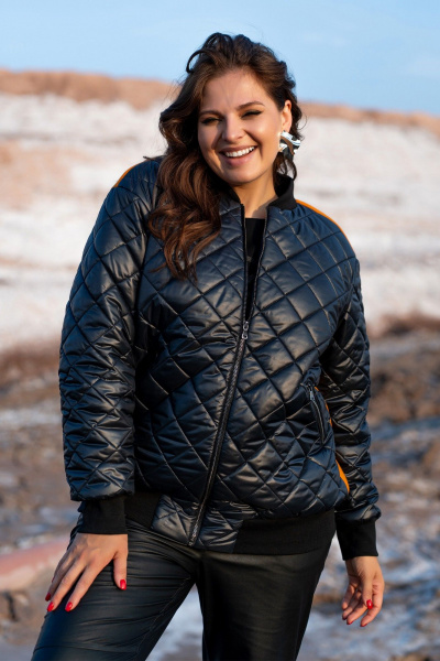 Черную демисезонную куртку-бомбер из плащёвки Andina 1014 черный/мандарин/лев - фото 4