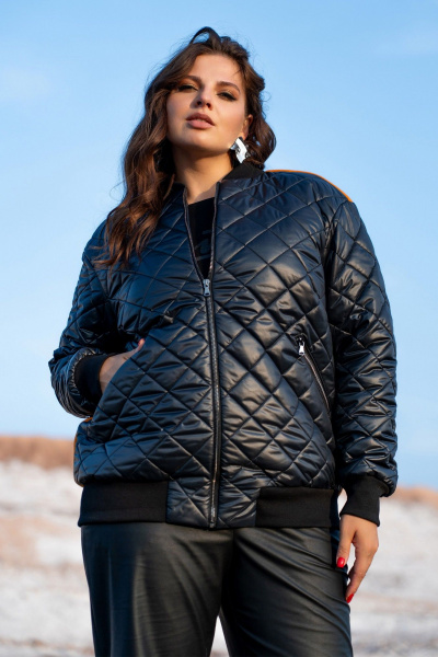 Черную демисезонную куртку-бомбер из плащёвки Andina 1014 черный/мандарин/лев - фото 3