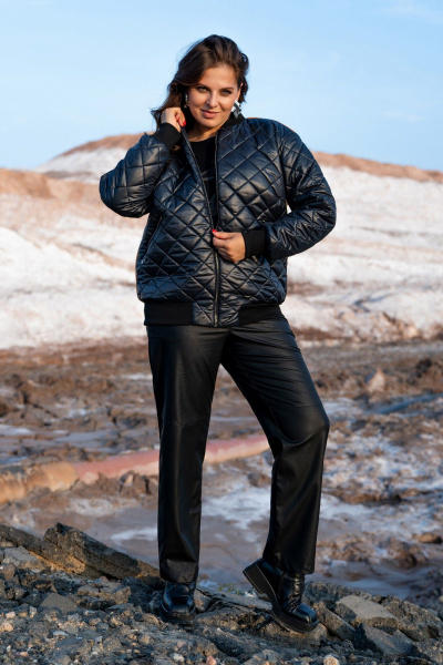 Черную демисезонную куртку-бомбер из плащёвки Andina 1014 черный/мандарин/лев - фото 2