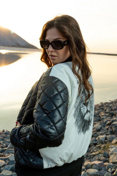 Черную современную куртку-бомбер из плащёвки Andina 1015 черный/молоко/лев - фото 4