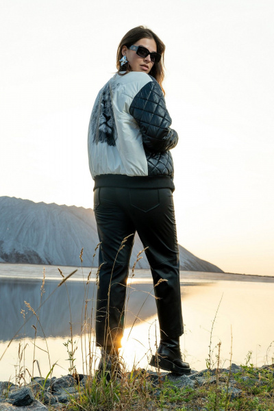 Черную современную куртку-бомбер из плащёвки Andina 1015 черный/молоко/лев - фото 3