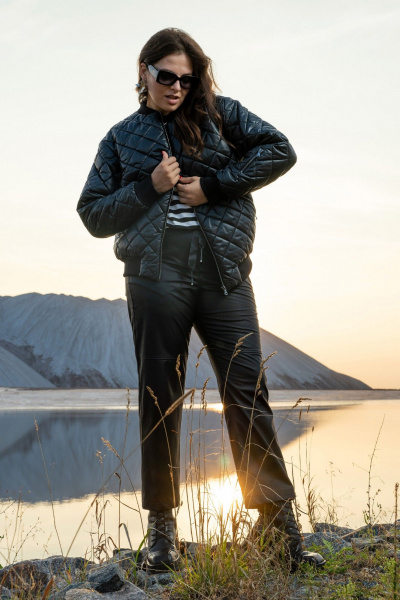 Черную современную куртку-бомбер из плащёвки Andina 1015 черный/молоко/лев - фото 9