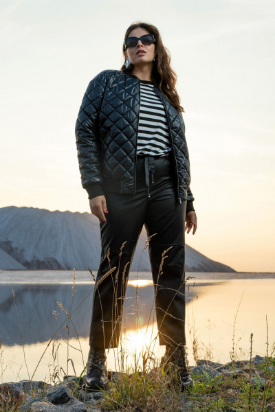 Черную современную куртку-бомбер из плащёвки Andina 1015 черный/молоко/лев - фото 2