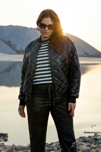 Черную современную куртку-бомбер из плащёвки Andina 1015 черный/молоко/лев - фото 7