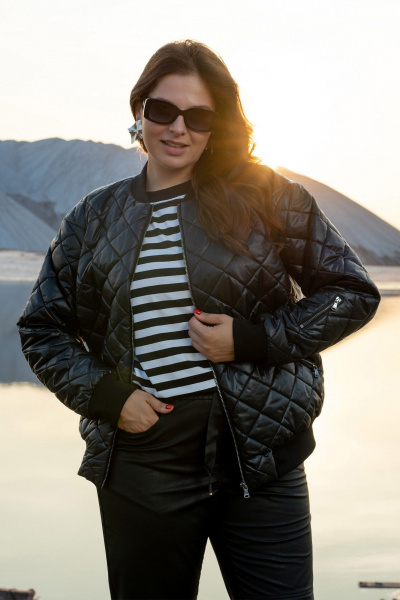 Черную современную куртку-бомбер из плащёвки Andina 1015 черный/молоко/лев - фото 5