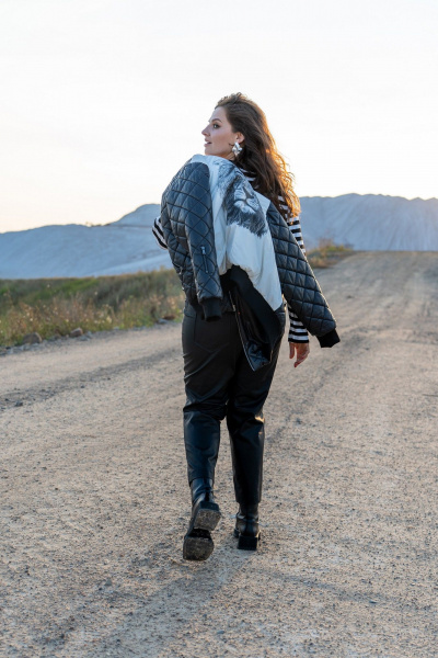 Черную современную куртку-бомбер из плащёвки Andina 1015 черный/молоко/лев - фото 6