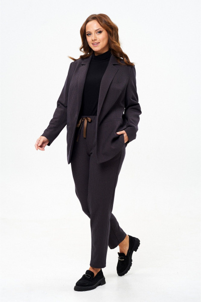 Деловой костюм из текстиля с зауженными брюками и жакетом Liona Style 880 коричнево-синий - фото 4