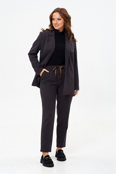 Деловой костюм из текстиля с зауженными брюками и жакетом Liona Style 880 коричнево-синий - фото 3
