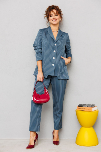 Деловой костюм жакет и брюки в полоску из костюмного текстиля Mubliz 223 морская_волна_полоска - фото 17