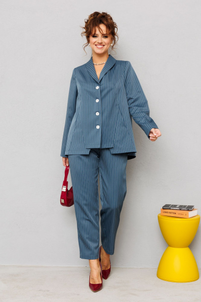 Деловой костюм жакет и брюки в полоску из костюмного текстиля Mubliz 223 морская_волна_полоска - фото 15