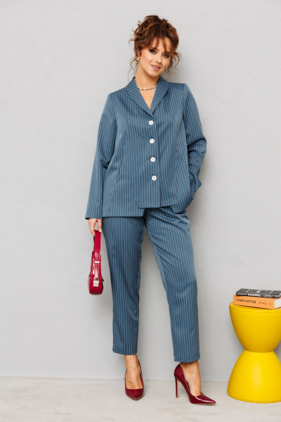 Деловой костюм жакет и брюки в полоску из костюмного текстиля Mubliz 223 морская_волна_полоска - фото 11