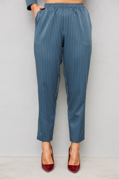 Деловой костюм жакет и брюки в полоску из костюмного текстиля Mubliz 223 морская_волна_полоска - фото 8