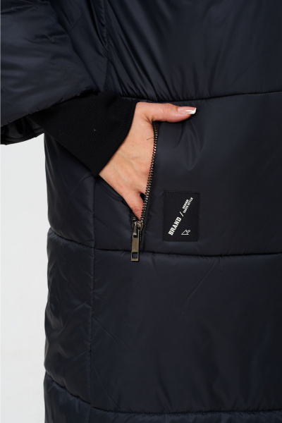 Черное демисезонное пальто из плащёвой ткани Andina city 7014-24 черный - фото 9