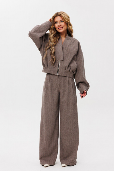 Жакет бомбер и брюки свободного силуэта из трикотажа Amberа Style 2101 светло-коричневый - фото 2