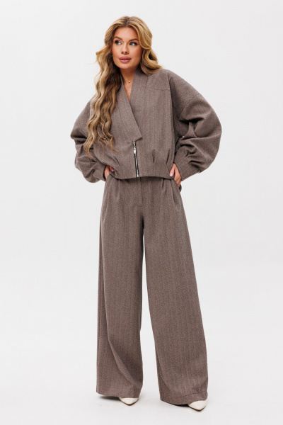 Жакет бомбер и брюки свободного силуэта из трикотажа Amberа Style 2101 светло-коричневый - фото 1