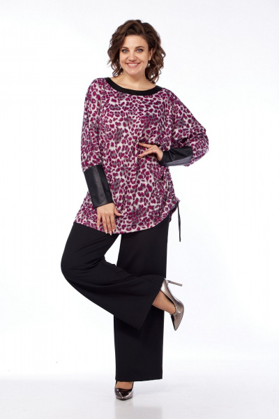 Демисезонный комплект из туники с кожаной отделкой и брюки LadisLine 1544 лео+черный - фото 2