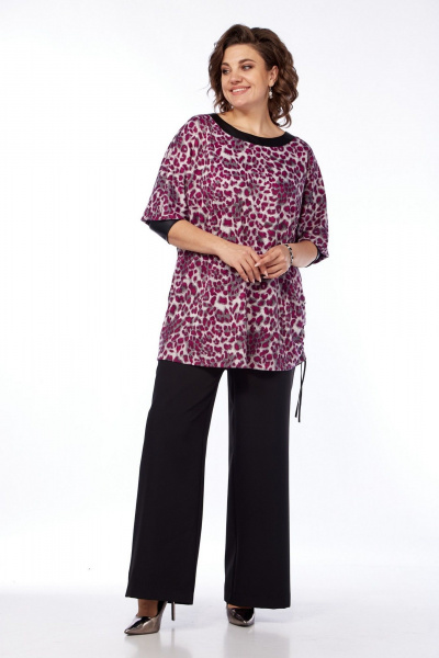 Демисезонный комплект из туники с кожаной отделкой и брюки LadisLine 1544 лео+черный - фото 1