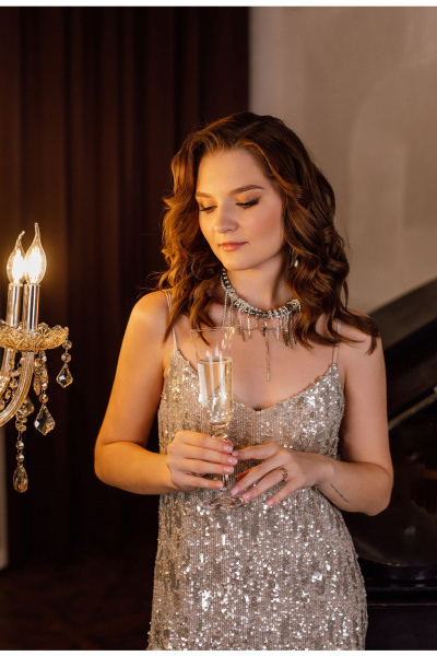 Платье из текстиля с разрезом и глубоким вырезом Jolie 16475 серебро - фото 2