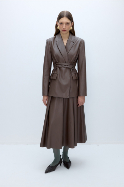 Костюм из жакета с шнуровкой и миди-юбки из экокожи PiRS 5670 мокко - фото 12