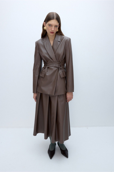 Костюм из жакета с шнуровкой и миди-юбки из экокожи PiRS 5670 мокко - фото 9