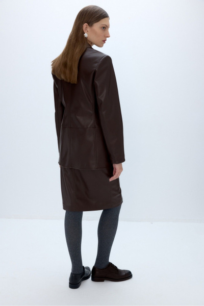 Деловой костюм из экокожи с юбкой и жакетом с талиевыми вытачками PiRS 5674 горький_шоколад - фото 6