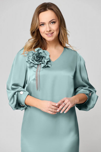 Платье приталенное с V-образным вырезом и съёмным цветком EMWE 104 мята - фото 7
