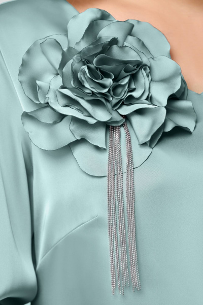 Платье приталенное с V-образным вырезом и съёмным цветком EMWE 104 мята - фото 4