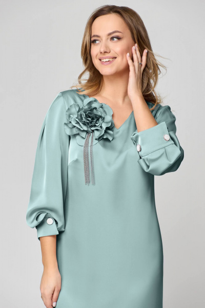 Платье приталенное с V-образным вырезом и съёмным цветком EMWE 104 мята - фото 3