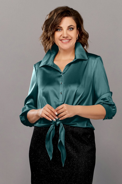 Зеленая блуза из атласа с воротником и завязкой Ольга Стиль С-878 изумруд - фото 1
