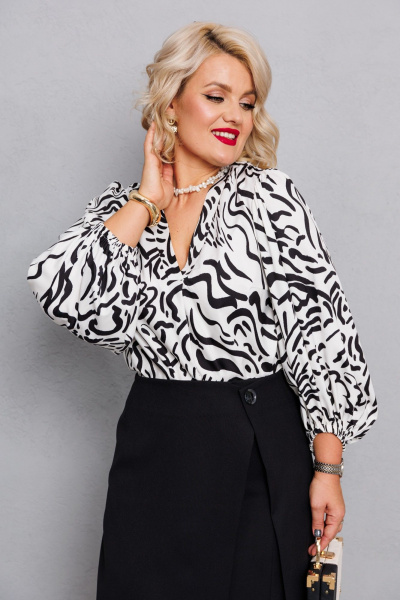 Блуза из атласной ткани с V-образным вырезом Anastasia 1177 молочный+принт - фото 1