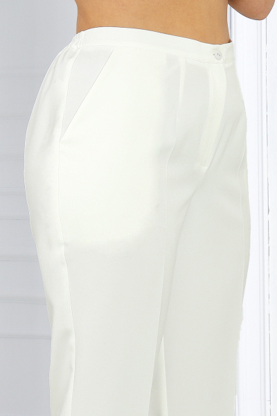 Элегантный брючный комплект из костюмной ткани с блузкой и брюками Ninele 6038 молочный - фото 14