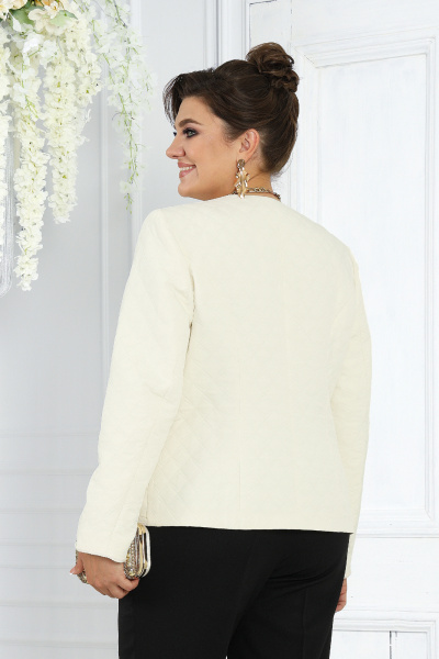 Брючный костюм в деловом стиле с жакетом и зауженными брюками Ninele 7467 молочный - фото 10