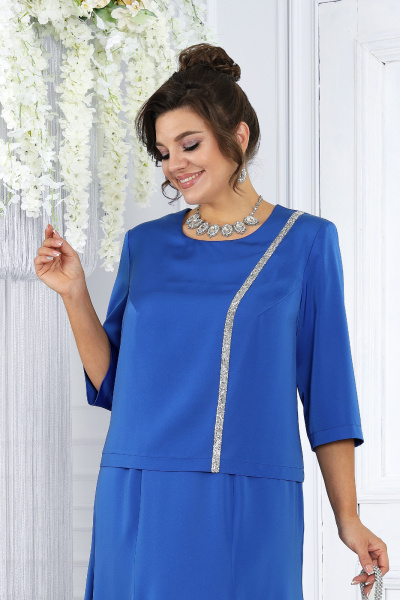 Элегантный комплект из блузки и юбки с воланами и декоративными стразами Ninele 7473 василек - фото 3