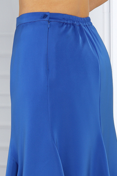 Элегантный комплект из блузки и юбки с воланами и декоративными стразами Ninele 7473 василек - фото 12