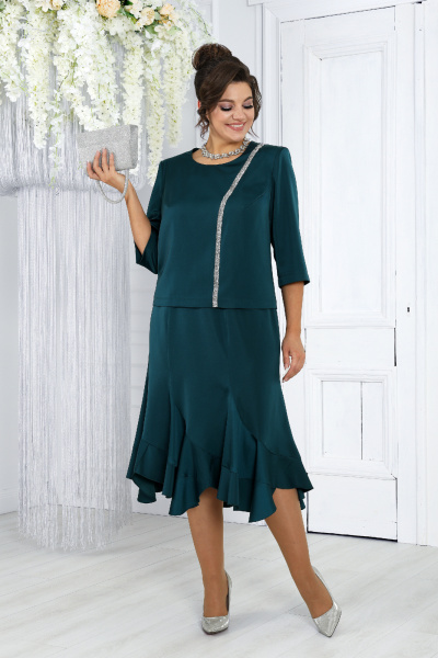 Элегантный комплект из блузки и юбки с воланами и фигурными клиньями Ninele 7473 изумруд - фото 1