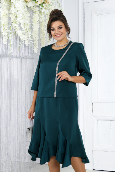 Элегантный комплект из блузки и юбки с воланами и фигурными клиньями Ninele 7473 изумруд - фото 2
