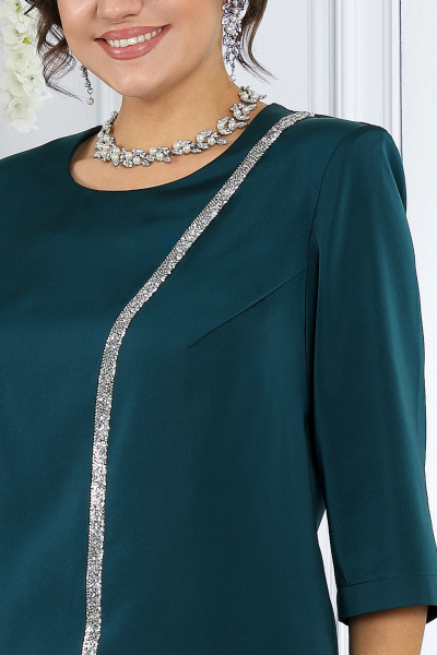 Элегантный комплект из блузки и юбки с воланами и фигурными клиньями Ninele 7473 изумруд - фото 3